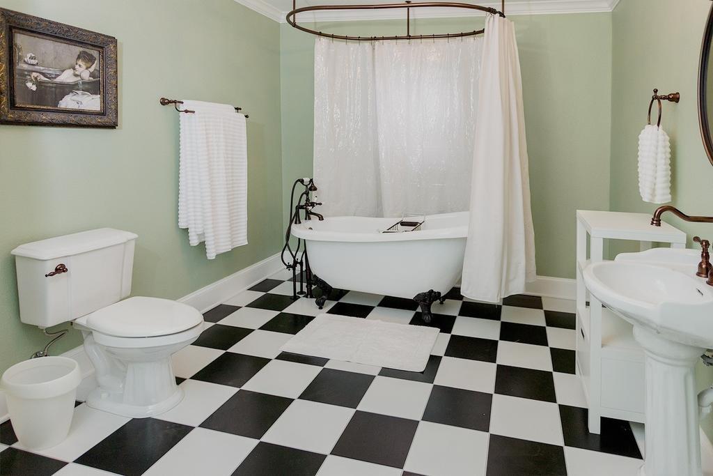 Red Velvet Inn Navasota 部屋 写真